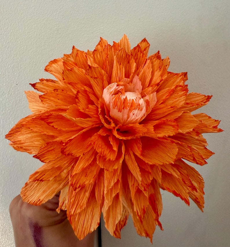 Dahlia en papier crêpe fait main : décoration élégante pour la maison, fleurs durables