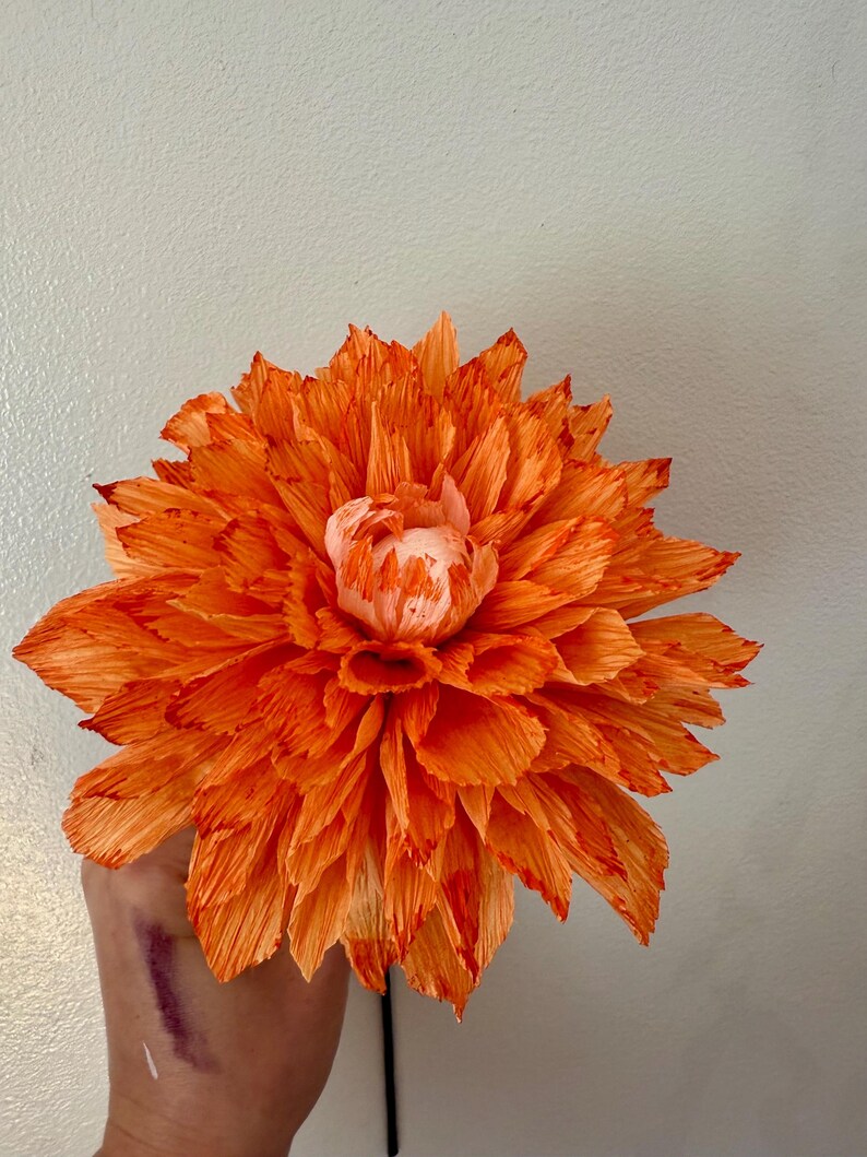 Dahlia en papier crêpe fait main : décoration élégante pour la maison, fleurs durables