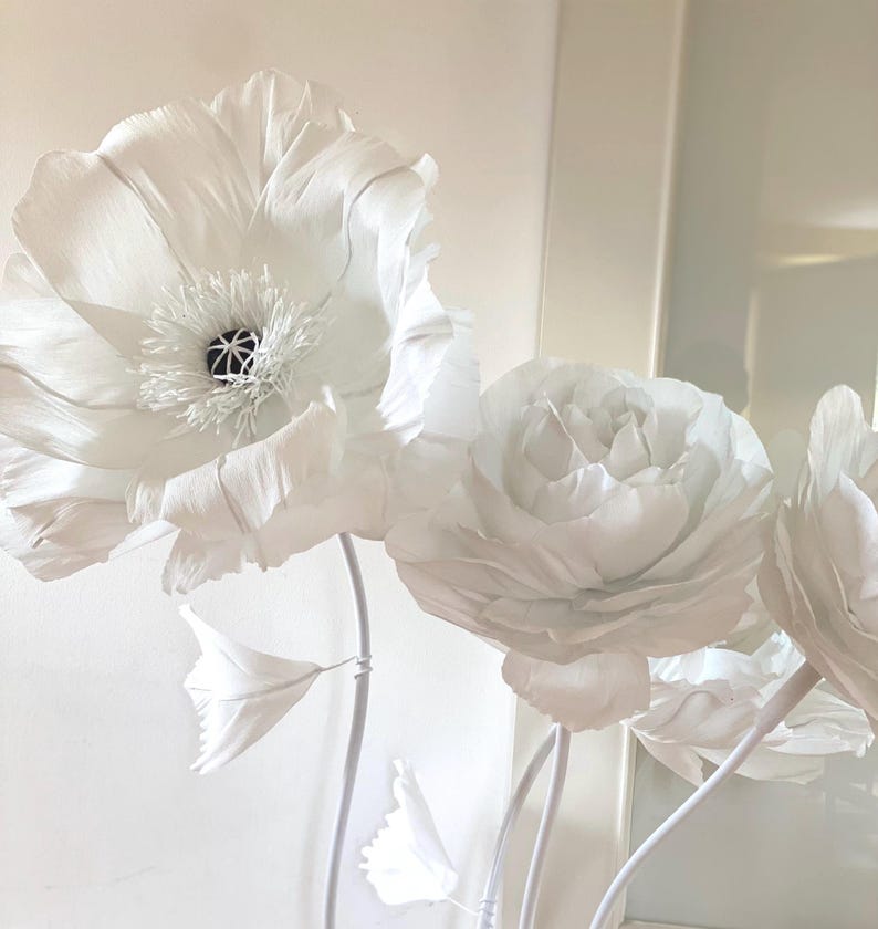 Papier crêpe géant nuptiale style coquelicot1 fleur. Belle grande fleur pour la décoration d'événements. avec toile de fond florale décorative avec tige de 1,8 m pour les mariages
