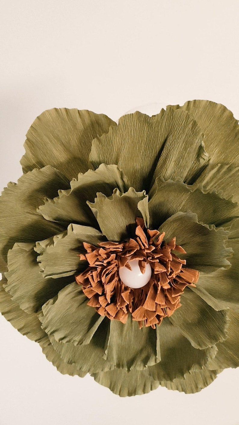 Abat-jour en papier crépon vert olive, suspension fleur artisanale