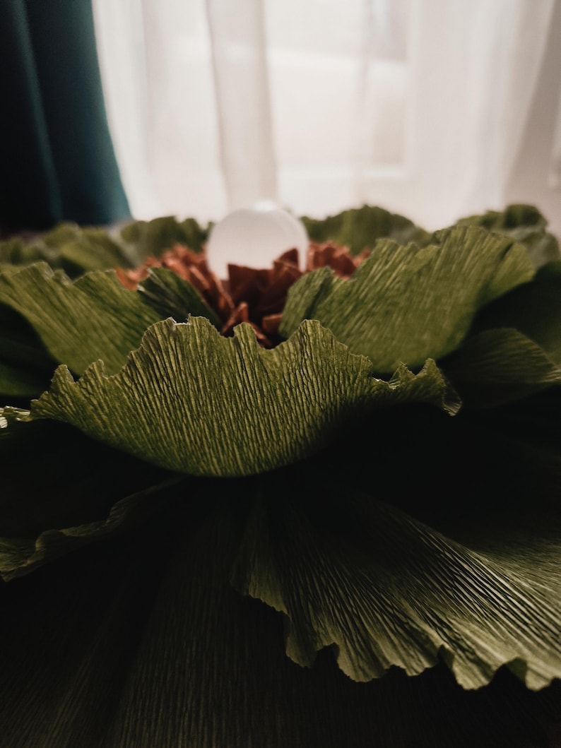 Abat-jour en papier crépon vert olive, suspension fleur artisanale