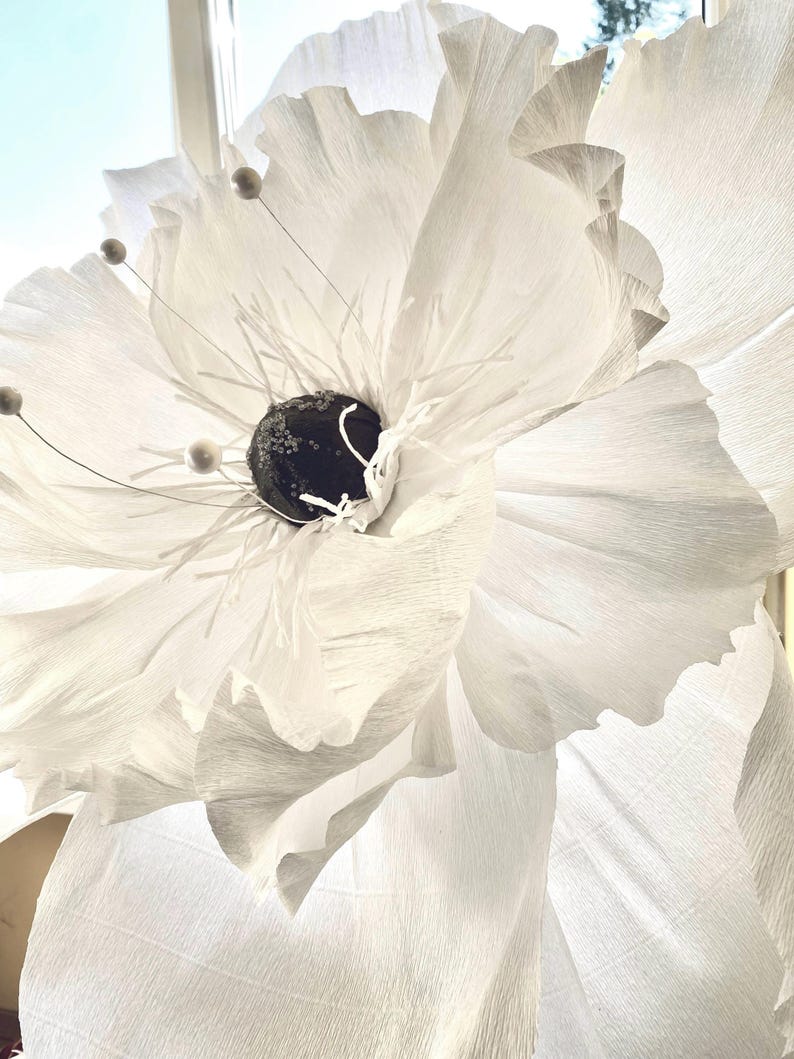 Papier crêpe géant nuptiale style coquelicot1 fleur. Belle grande fleur pour la décoration d'événements. avec toile de fond florale décorative avec tige de 1,8 m pour les mariages