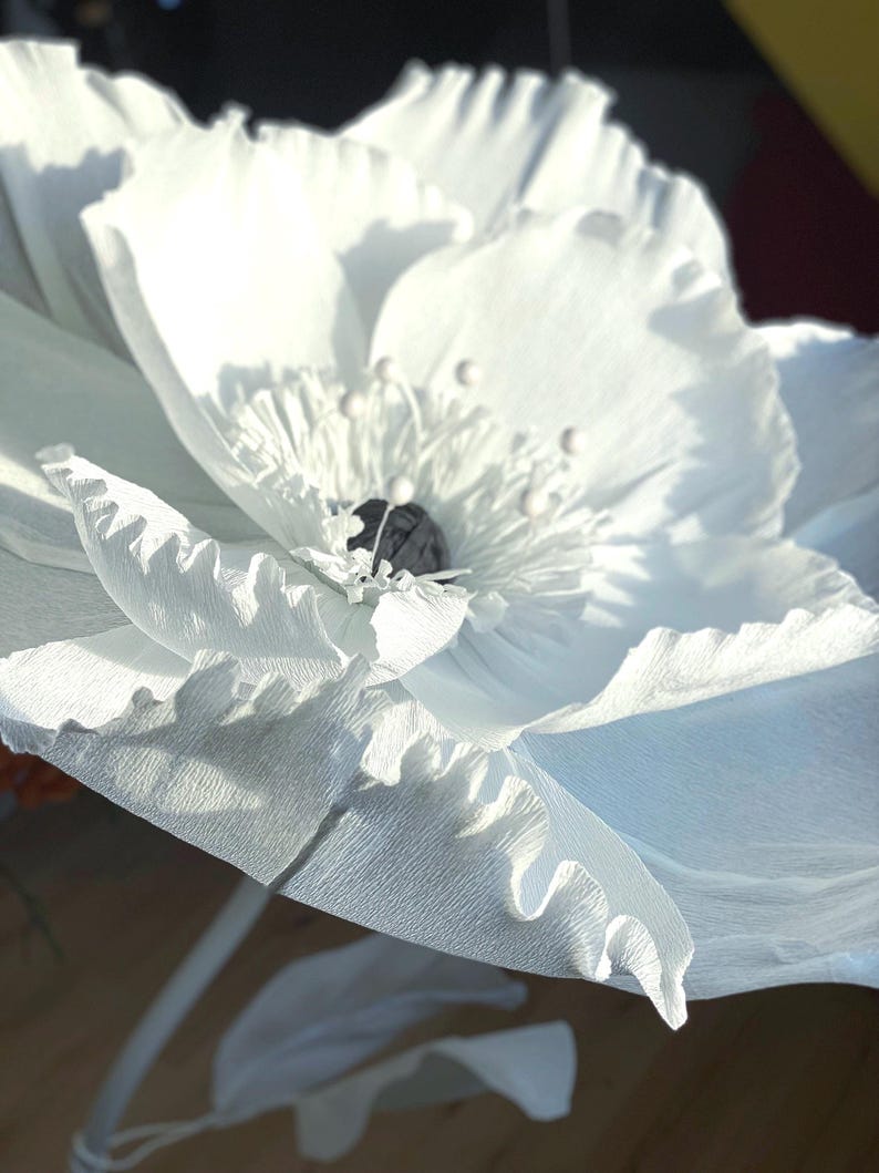 Papier crêpe géant nuptiale style coquelicot1 fleur. Belle grande fleur pour la décoration d'événements. avec toile de fond florale décorative avec tige de 1,8 m pour les mariages