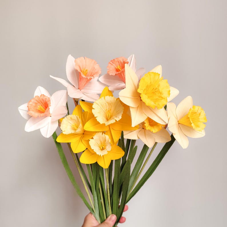 Fleurs en papier crépon jonquilles bouquet printemps mariage