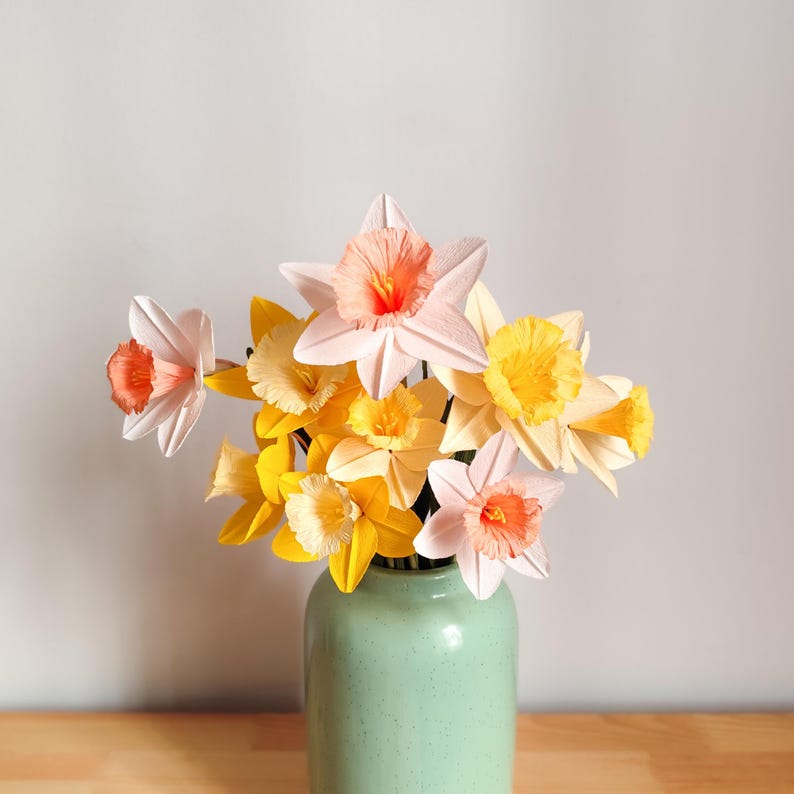 Fleurs en papier crépon jonquilles bouquet printemps mariage