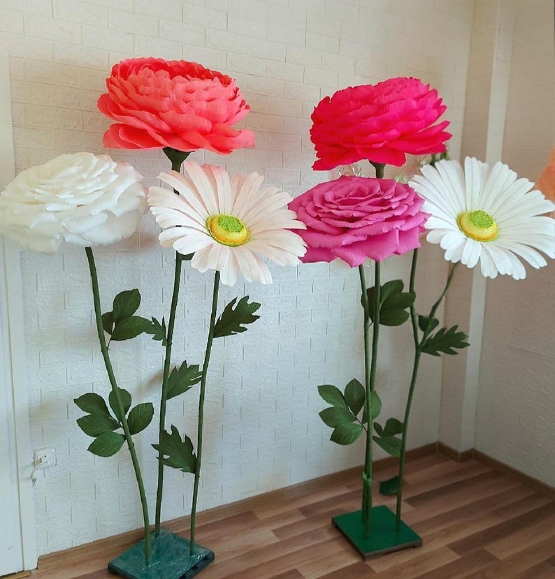 Fleur géante en papier crépon sur pied toile de fond mariage