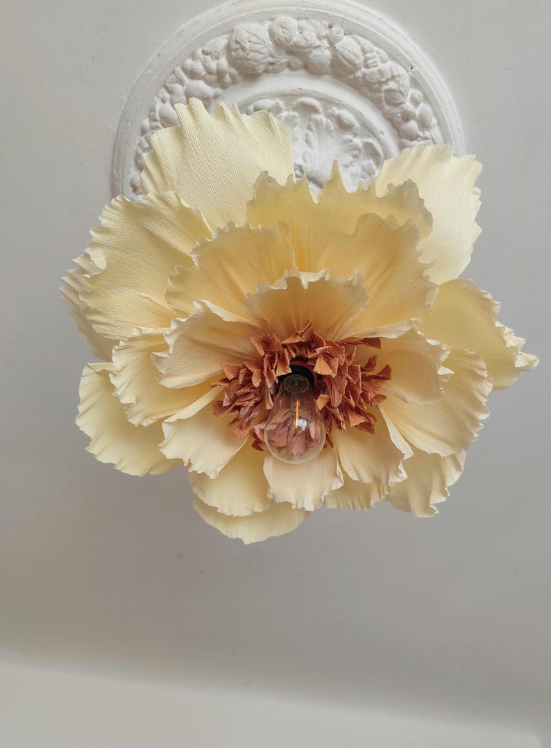 Abat-jour fleuri surdimensionné fait main - Suspension en papier crêpe beige vanille, éclairage fantaisiste pour chambre de bébé et de chambre