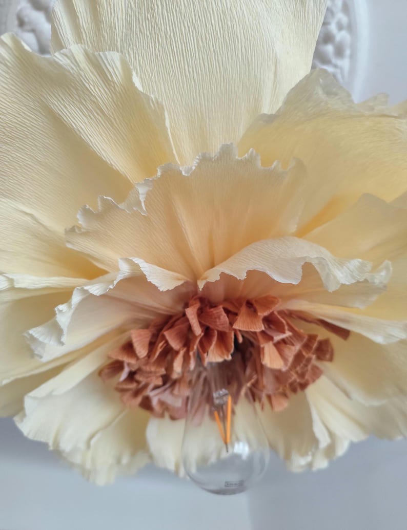 Abat-jour fleuri surdimensionné fait main - Suspension en papier crêpe beige vanille, éclairage fantaisiste pour chambre de bébé et de chambre
