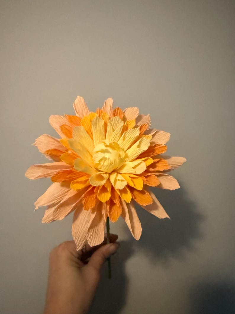 Dahlia en papier crêpe fait main : décoration élégante pour la maison, fleurs durables