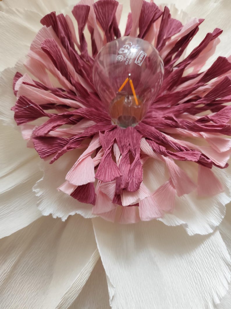 Abat-jour en papier crépon blanc et rose, suspension florale artisanale