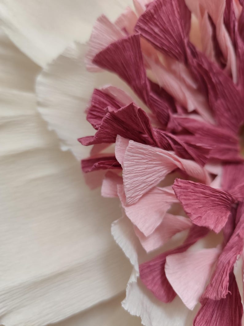 Abat-jour en papier crépon blanc et rose, suspension florale artisanale
