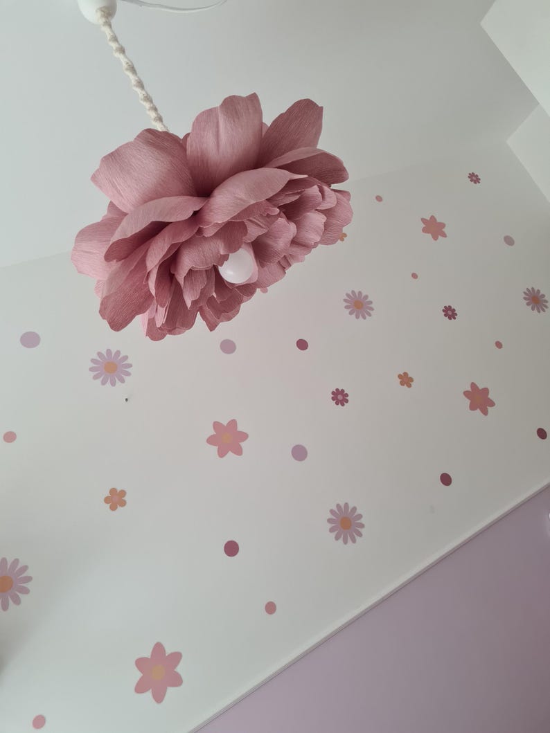 Abat-jour en papier crépon rose poudré, suspension florale artisanale 50 cm