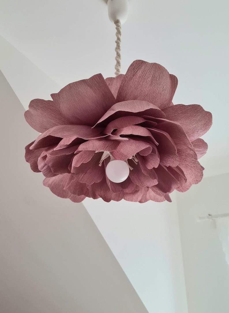 Abat-jour en papier crépon rose poudré, suspension florale artisanale 50 cm