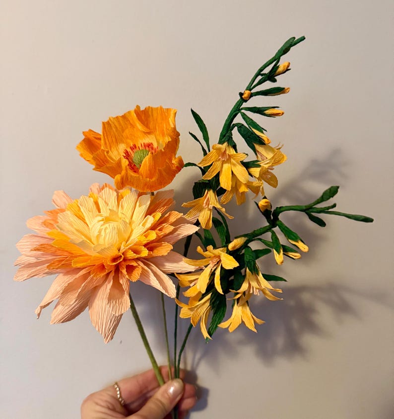 Dahlia en papier crêpe fait main : décoration élégante pour la maison, fleurs durables