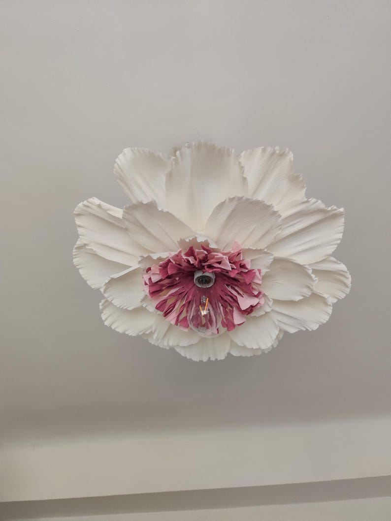 Abat-jour en papier crépon blanc et rose, suspension florale artisanale