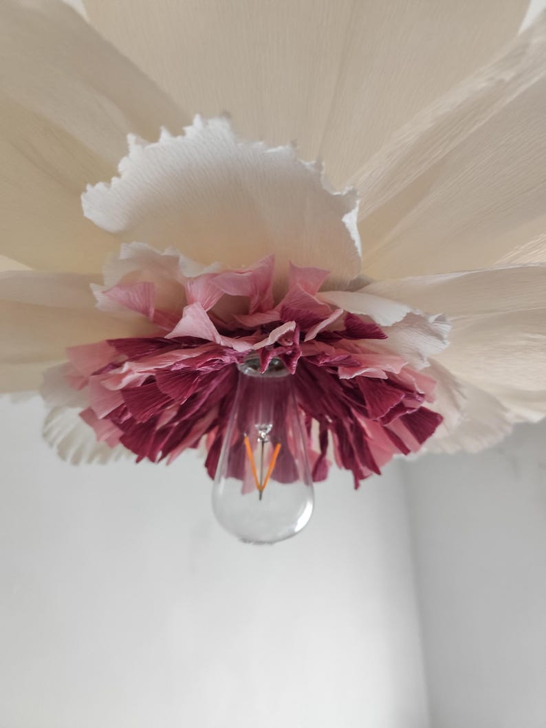 Abat-jour en papier crépon blanc et rose, suspension florale artisanale