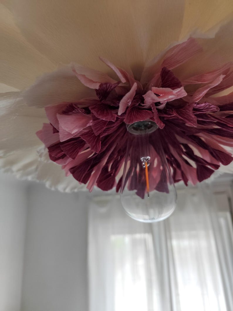 Abat-jour en papier crépon blanc et rose, suspension florale artisanale