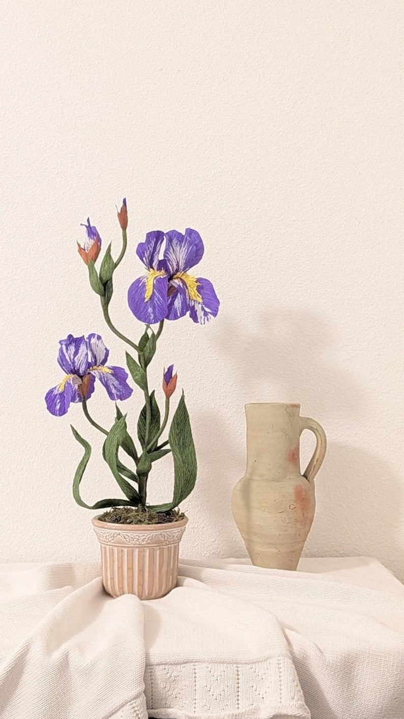 Iris fleurs en papier crépon réalistes en pot de terre cuite