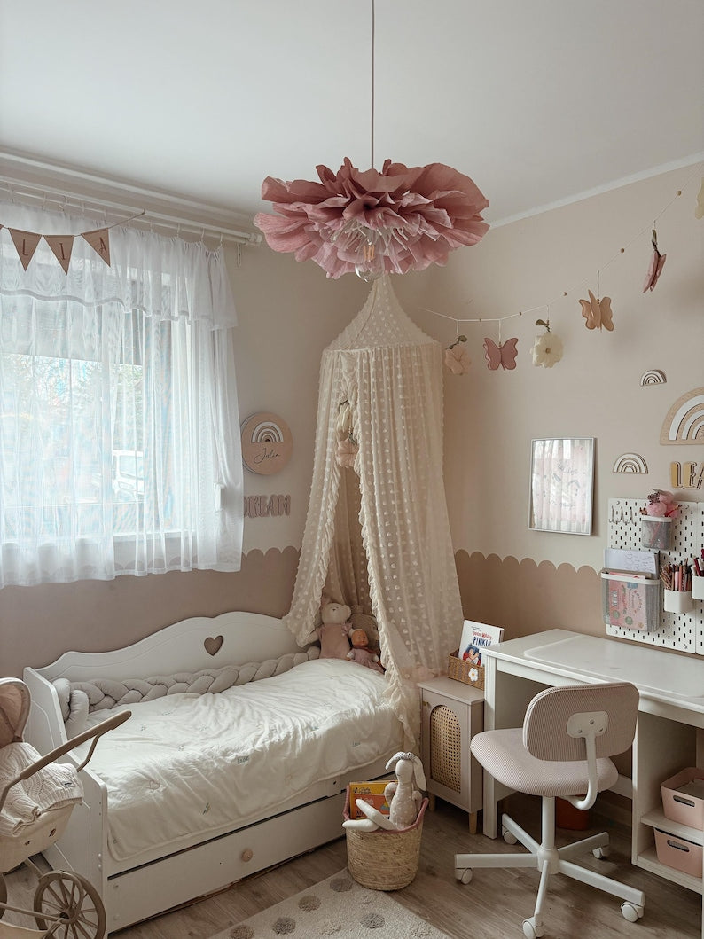 Abat-jour en papier crépon rose poudré, suspension florale artisanale 50 cm