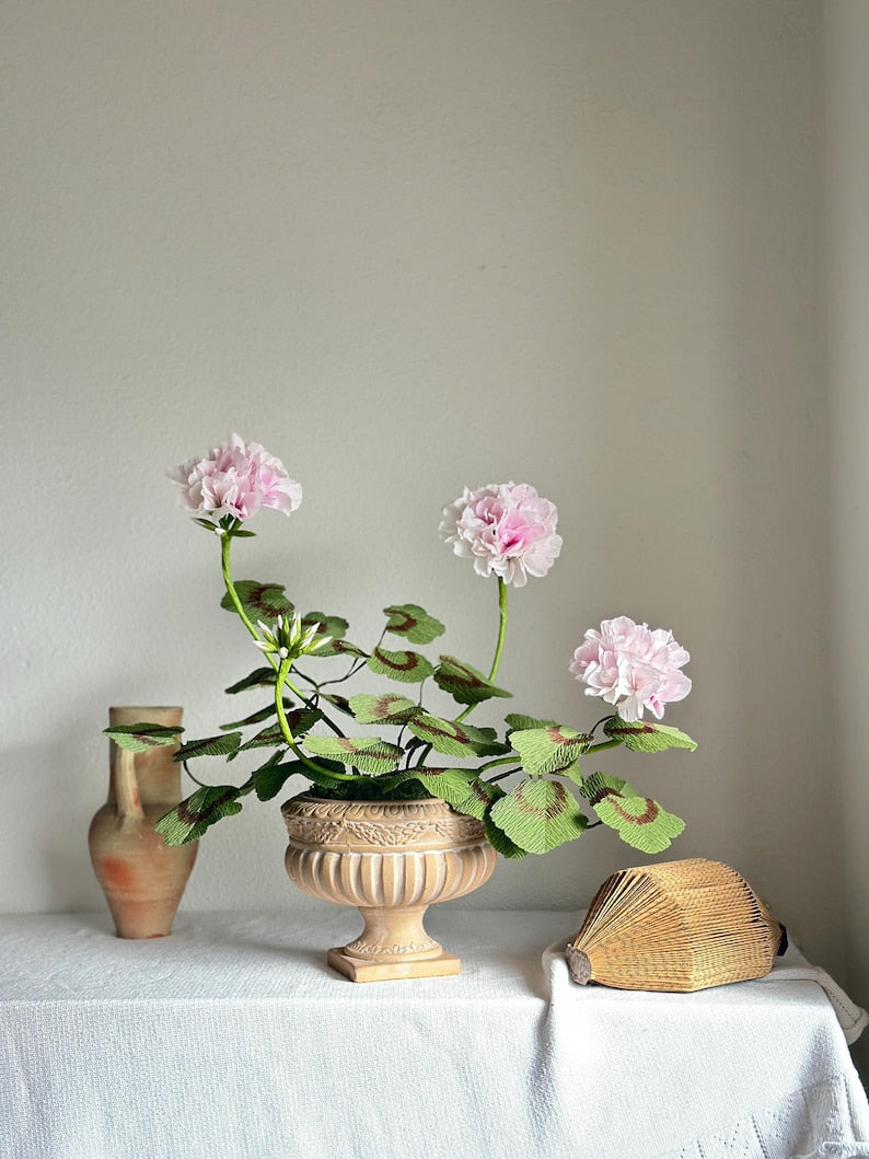 Géranium rose fleurs en papier crépon réalistes en pot de terre cuite