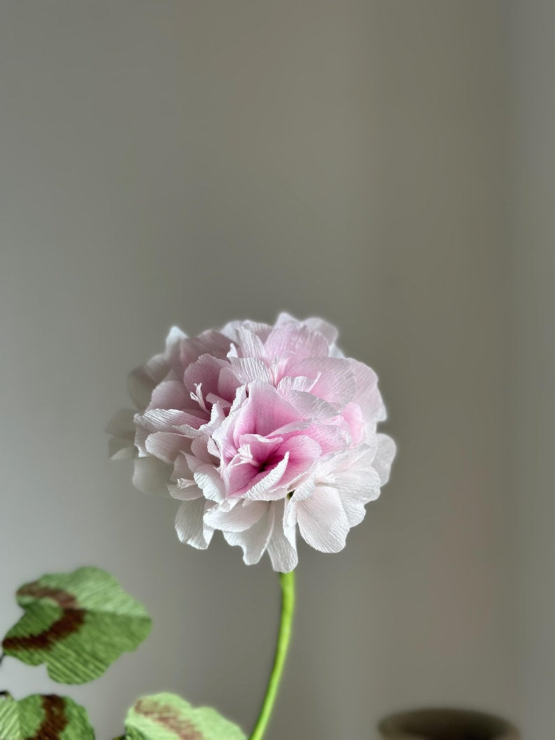 Géranium rose fleurs en papier crépon réalistes en pot de terre cuite