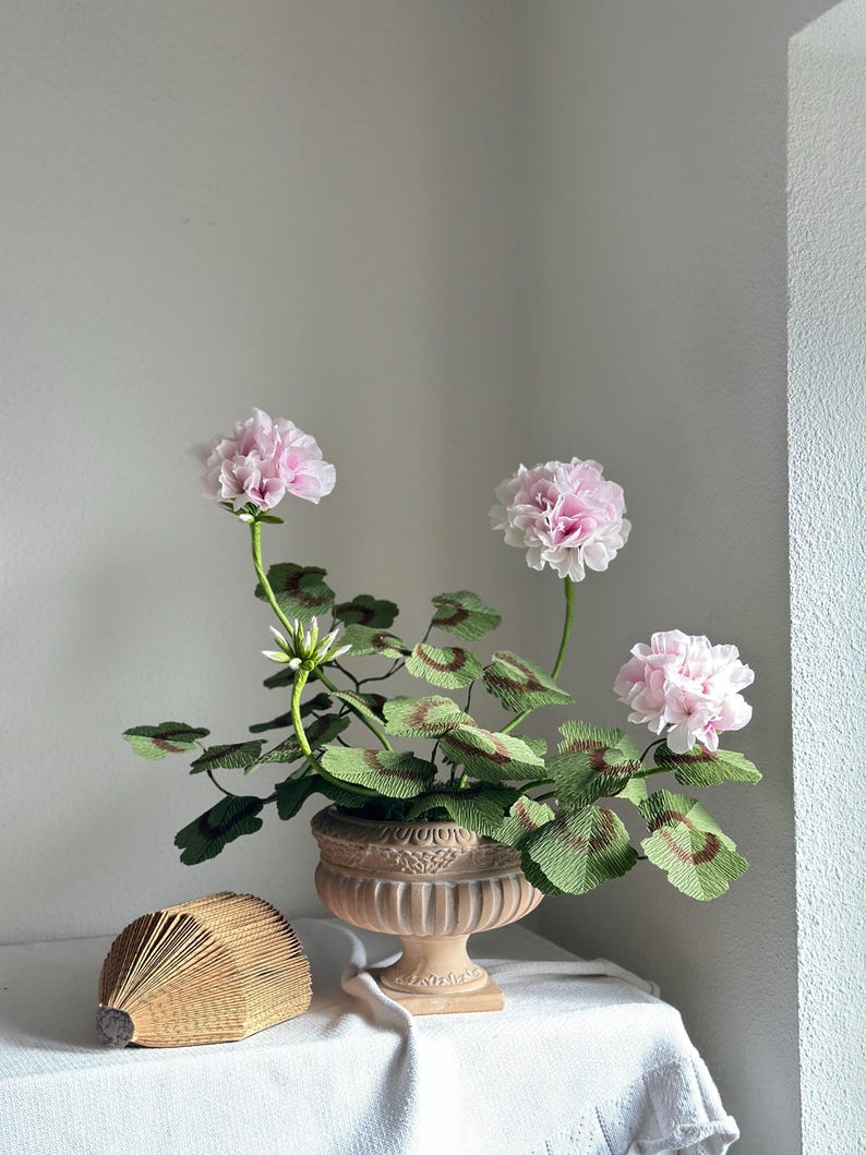 Géranium rose fleurs en papier crépon réalistes en pot de terre cuite