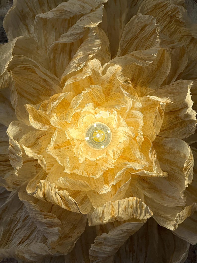 Grande Suspension Fleur en Papier Crépon - Luminaire Artisanal 70 cm - Teinture Naturelle au Café - Pièce Unique Faite Main - Décoration