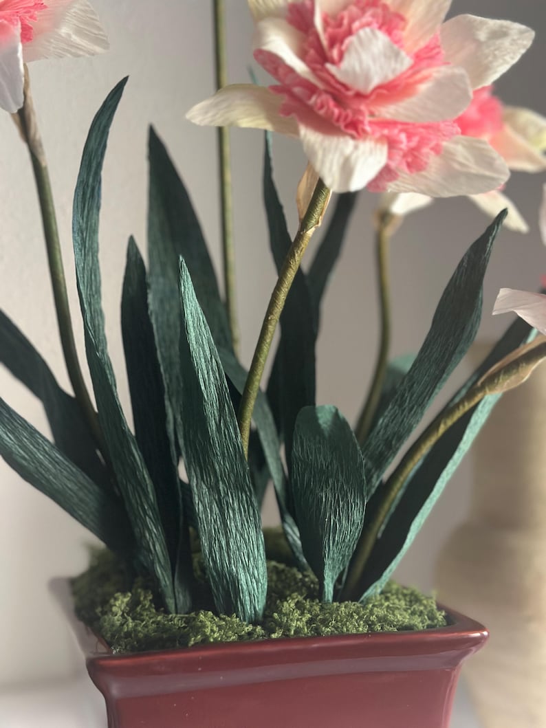 Composition double jonquilles en papier crêpe fait main dans un pot en céramique | Fleurs printanières éternelles réalistes | Cadeau unique pour la fête des mères