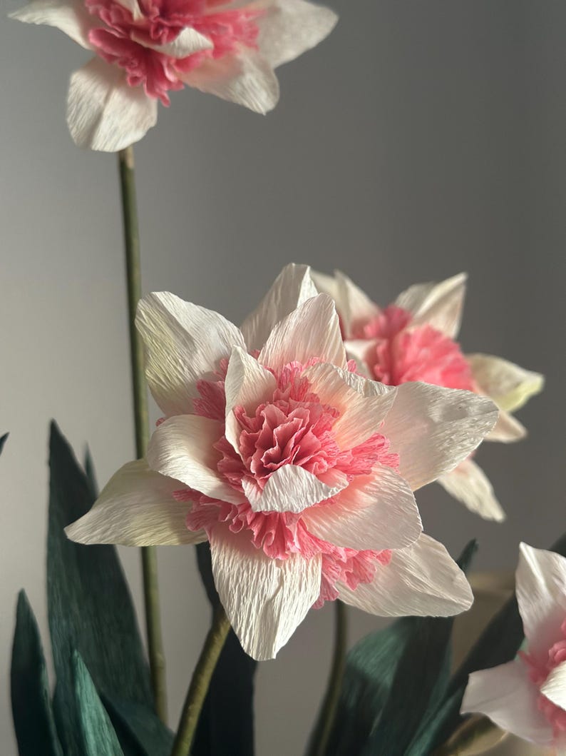 Composition double jonquilles en papier crêpe fait main dans un pot en céramique | Fleurs printanières éternelles réalistes | Cadeau unique pour la fête des mères