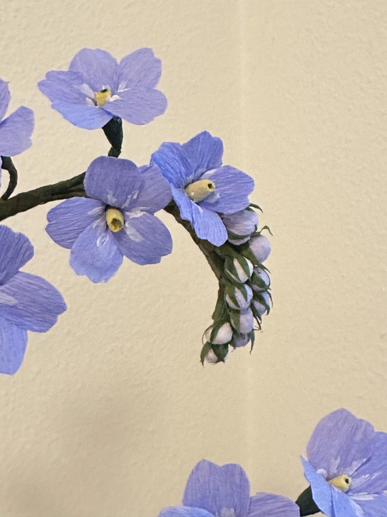 Myosotis bleus fleurs en papier crépon dans une tasse à thé