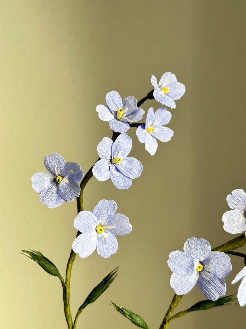 Myosotis bleus fleurs en papier crépon dans une tasse à thé