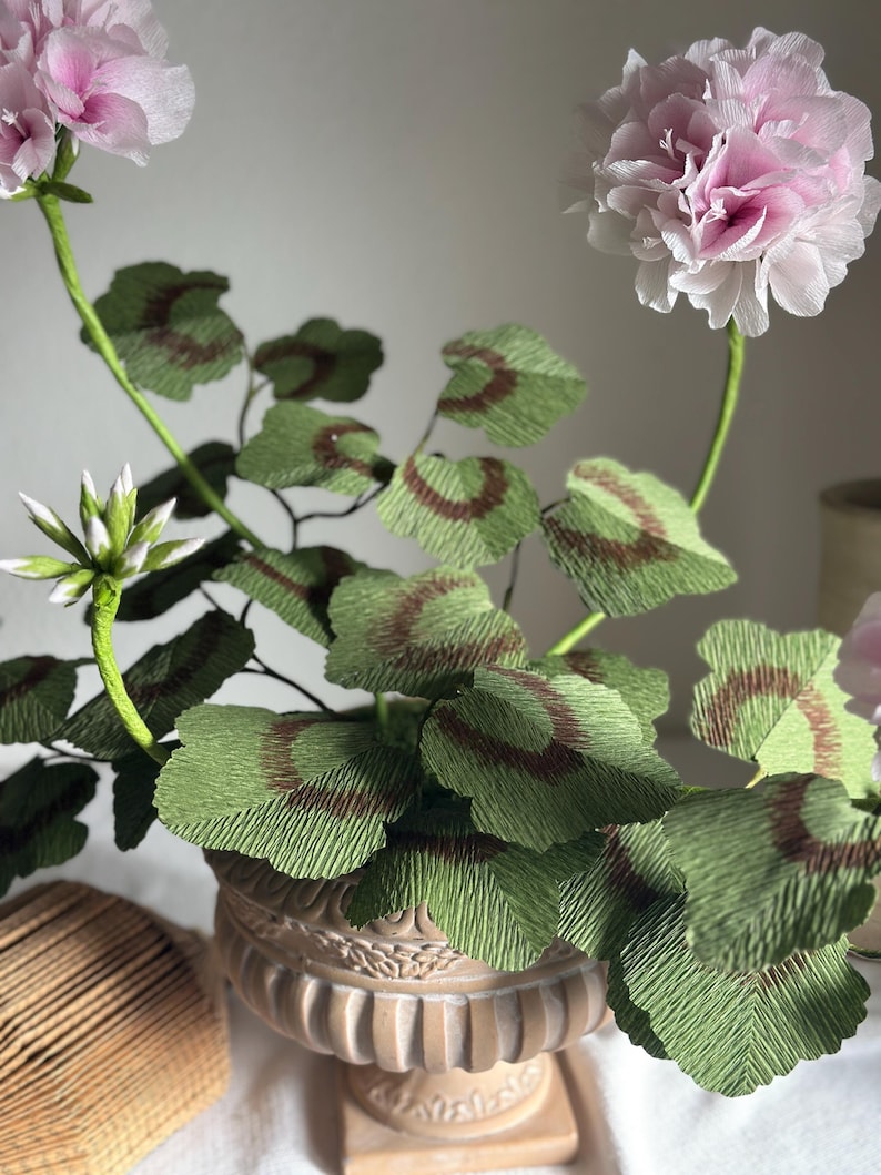 Géranium rose fleurs en papier crépon réalistes en pot de terre cuite