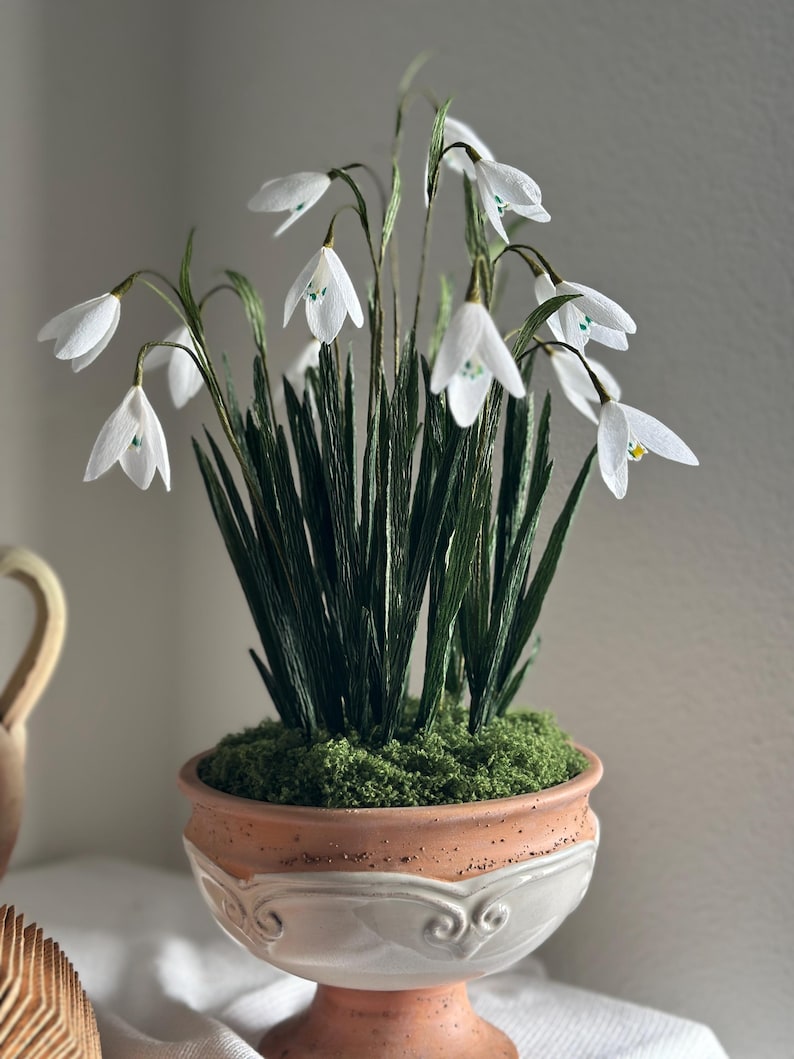 Composition florale fleurs en papier crépon réalistes en pot de terre cuite