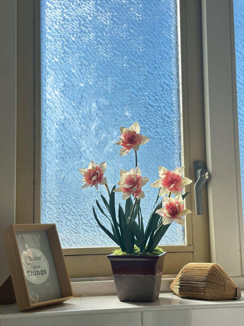 Composition double jonquilles en papier crêpe fait main dans un pot en céramique | Fleurs printanières éternelles réalistes | Cadeau unique pour la fête des mères