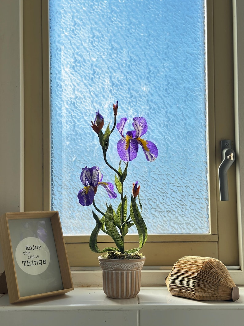 Iris fleurs en papier crépon réalistes en pot de terre cuite