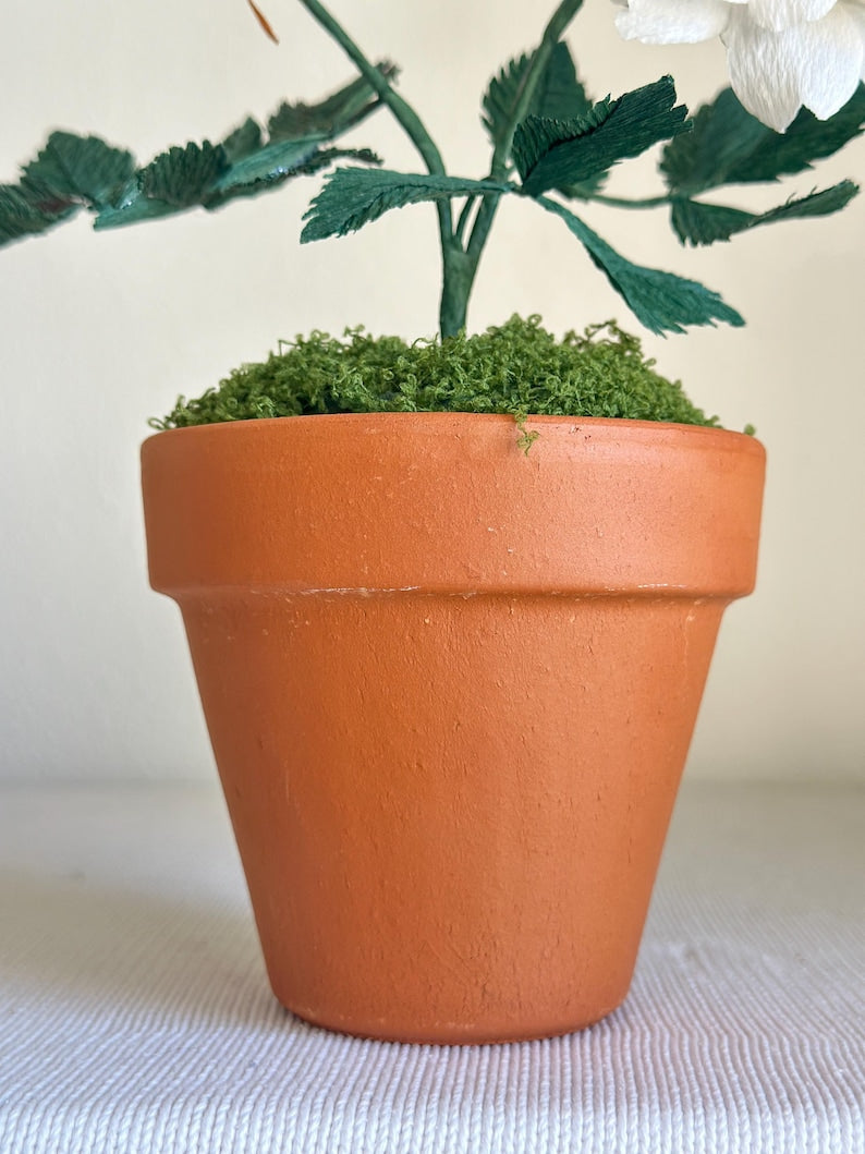 Rose blanche fleurs en papier crépon réalistes en pot de terre cuite