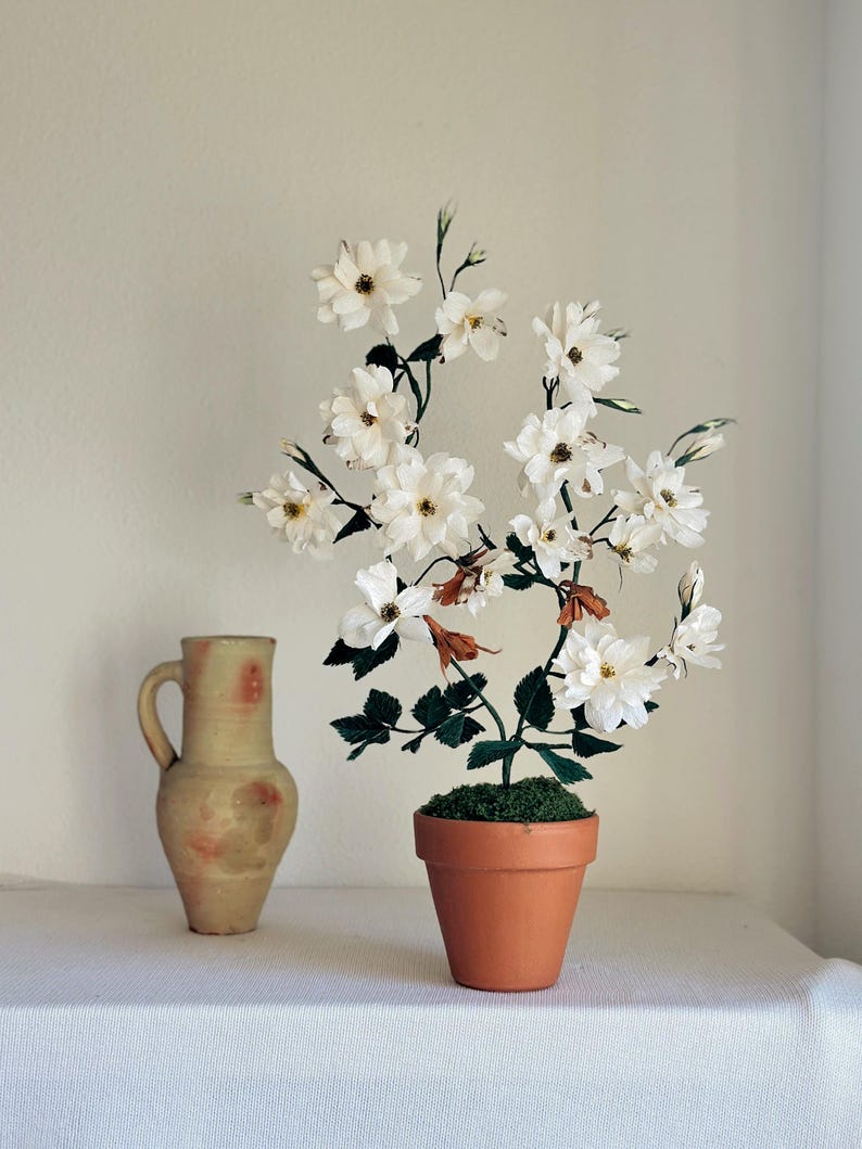 Rose blanche fleurs en papier crépon réalistes en pot de terre cuite