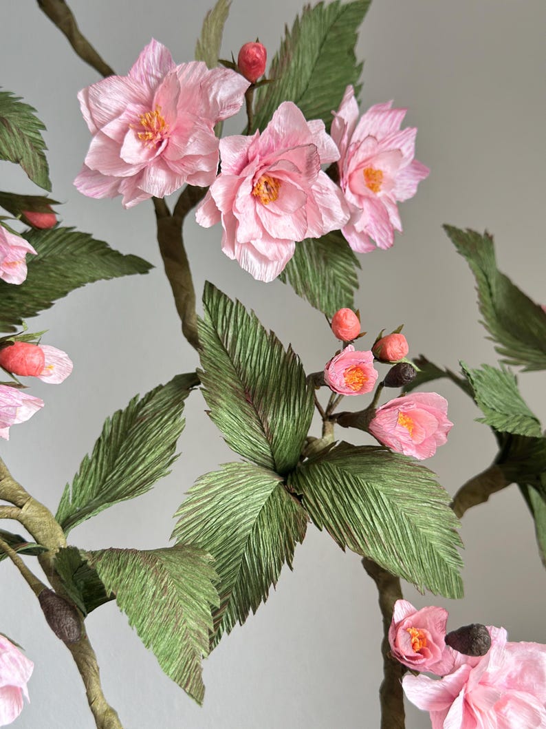 Ensemble de branches de fleurs de cerisier roses en papier crêpe dans un vase en laiton doré - Ensemble floral Sakura réaliste fait main - Décoration fleurs japonaises éternelles