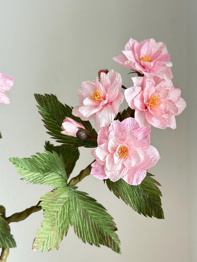 Ensemble de branches de fleurs de cerisier roses en papier crêpe dans un vase en laiton doré - Ensemble floral Sakura réaliste fait main - Décoration fleurs japonaises éternelles