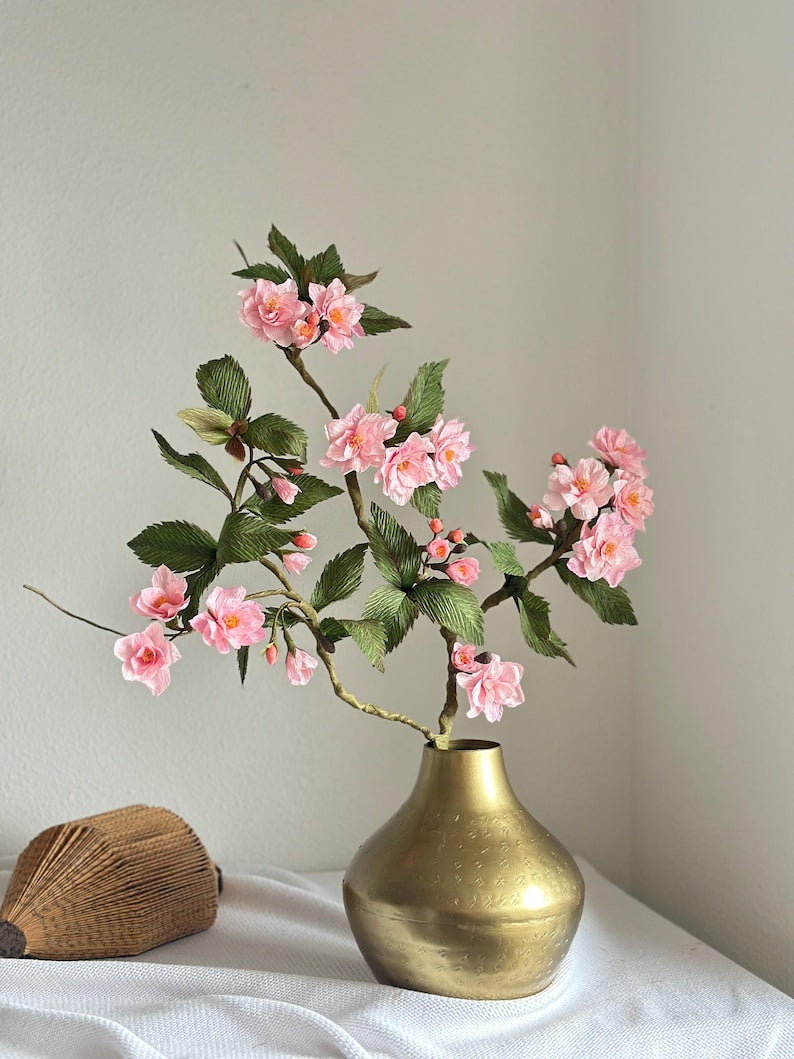 Ensemble de branches de fleurs de cerisier roses en papier crêpe dans un vase en laiton doré - Ensemble floral Sakura réaliste fait main - Décoration fleurs japonaises éternelles