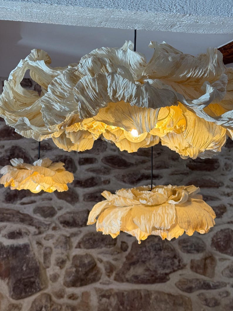 Grande Suspension Fleur en Papier Crépon - Luminaire Artisanal 70 cm - Teinture Naturelle au Café - Pièce Unique Faite Main - Décoration