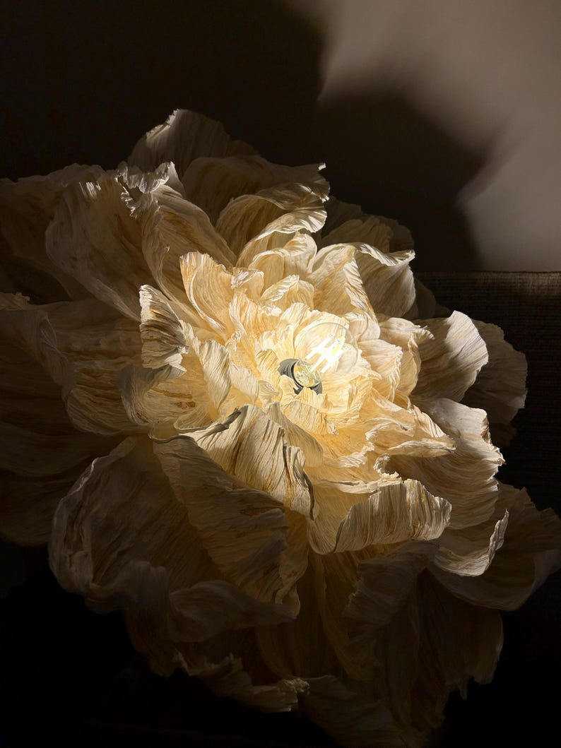 Grande Suspension Fleur en Papier Crépon - Luminaire Artisanal 70 cm - Teinture Naturelle au Café - Pièce Unique Faite Main - Décoration