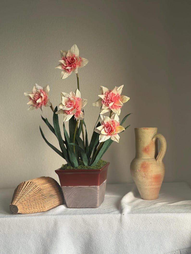 Composition double jonquilles en papier crêpe fait main dans un pot en céramique | Fleurs printanières éternelles réalistes | Cadeau unique pour la fête des mères