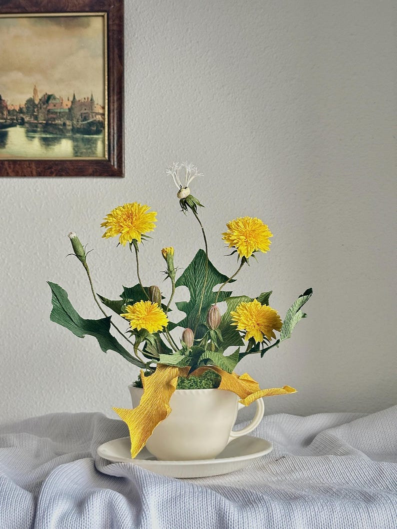 Pissenlit jaune fleurs en papier crépon réalistes dans une tasse à thé