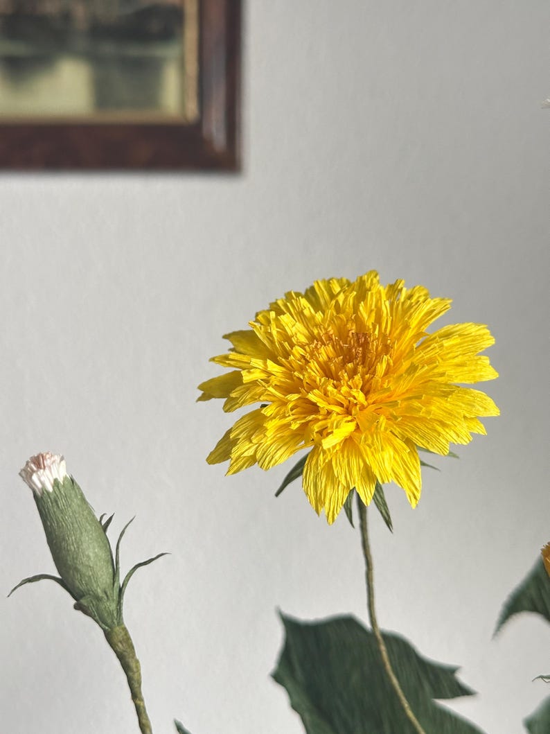 Pissenlit jaune fleurs en papier crépon réalistes dans une tasse à thé