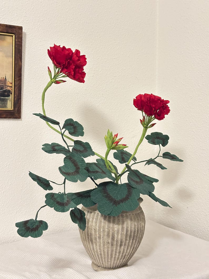 Cadeau en papier 1er anniversaire pour elle - Géranium en papier crêpe rouge réaliste dans un pot en terre cuite - Éternelle botanique - Décoration cottage anglais