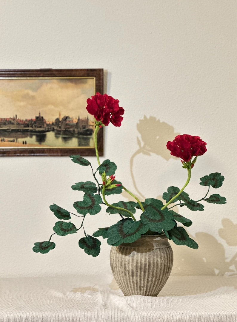 Cadeau en papier 1er anniversaire pour elle - Géranium en papier crêpe rouge réaliste dans un pot en terre cuite - Éternelle botanique - Décoration cottage anglais