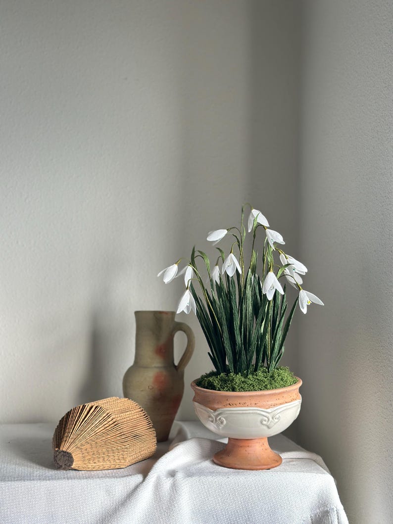 Composition florale fleurs en papier crépon réalistes en pot de terre cuite