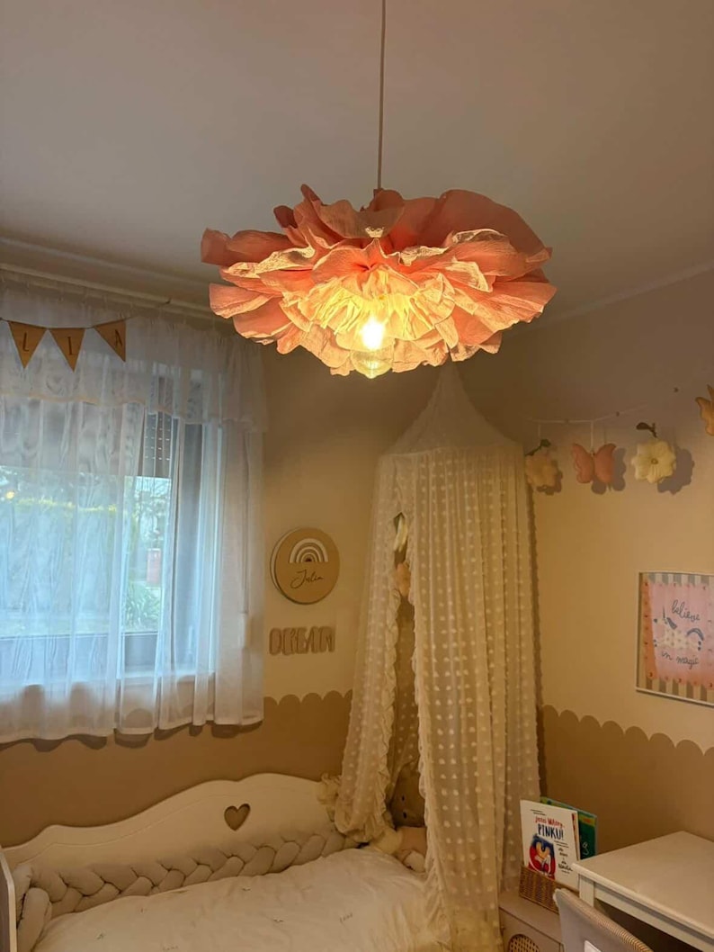 Abat-jour en papier crépon rose poudré, suspension florale artisanale 50 cm