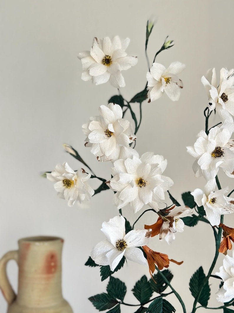 Rose blanche fleurs en papier crépon réalistes en pot de terre cuite